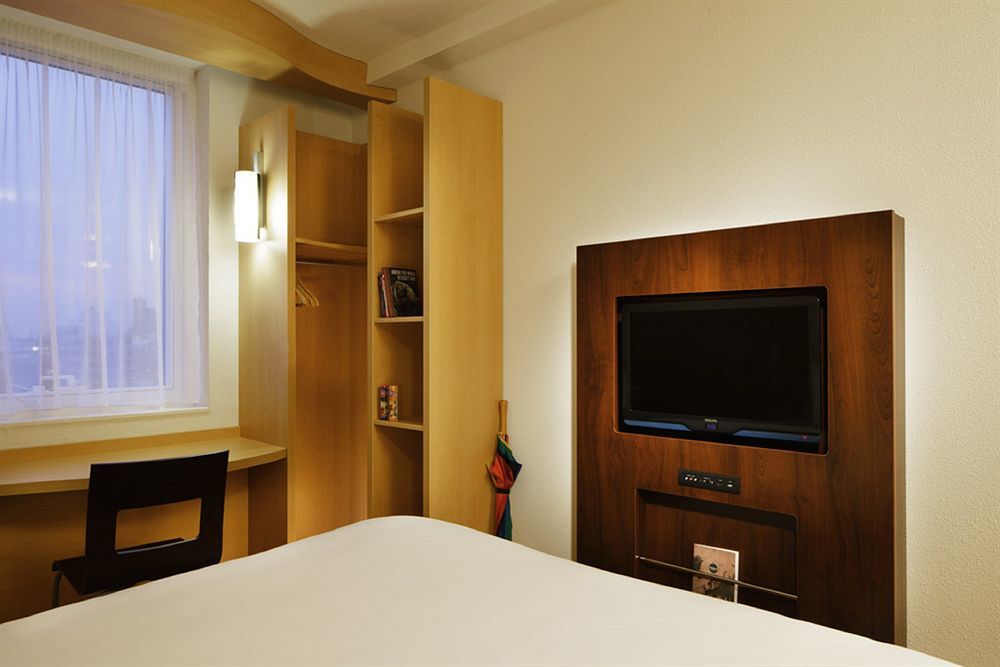 Ibis Greenwich Отель